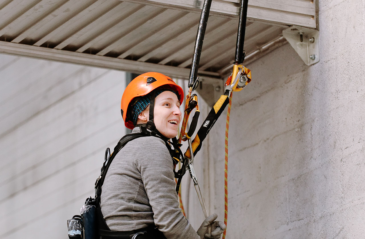 image d'une apprenante qui évolue sur corde
